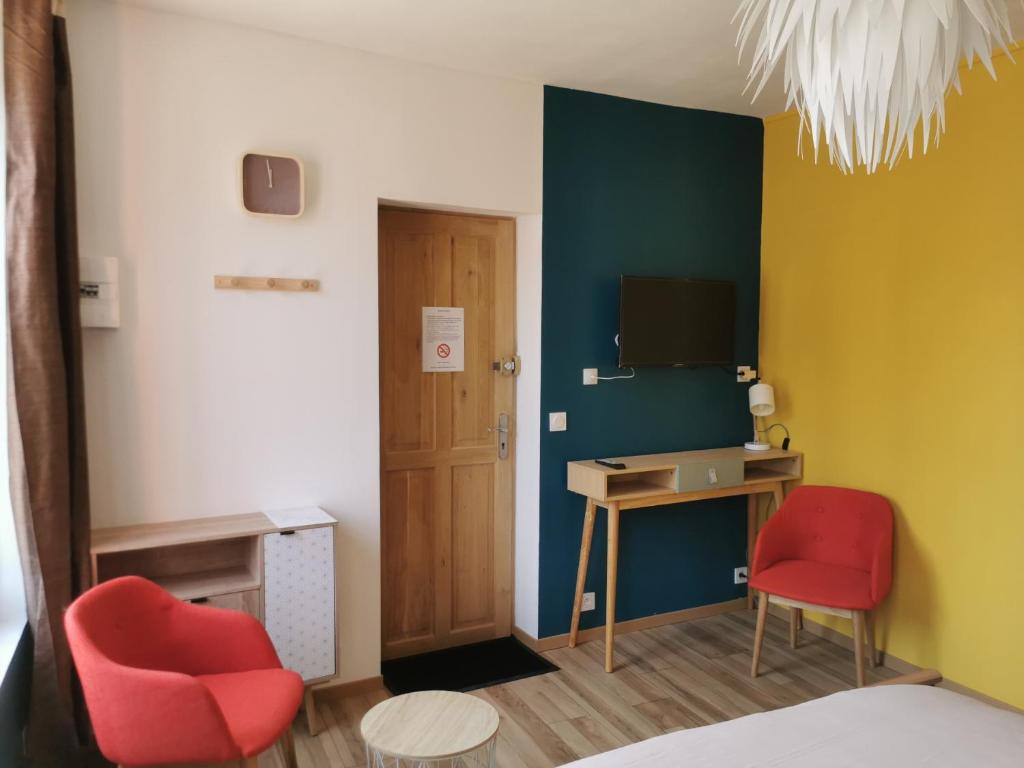 Cette chambre comprend un bureau, une chaise rouge et un ordinateur. dans l'établissement Le 112 st leo, à Honfleur