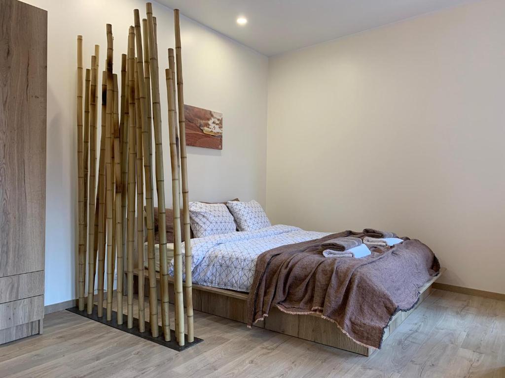 sypialnia z łóżkiem z bambusowymi kijami w obiekcie Villa Ventus w mieście Lipawa
