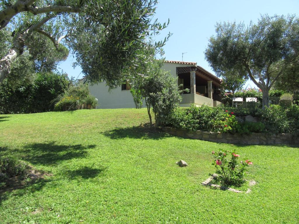 une maison sur une colline avec une cour dans l'établissement Villetta Sunrise 21, à Costa Rei