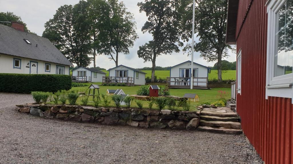 a garden in front of a row of houses at Joastorps Bed & Breakfast in Ullared