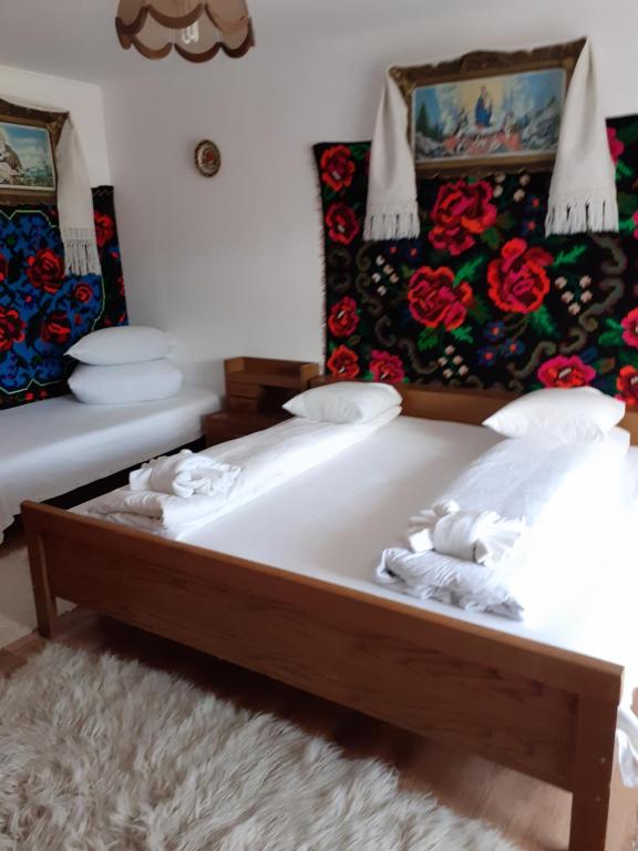 Postel nebo postele na pokoji v ubytování Pensiunea Rustic Oncesti