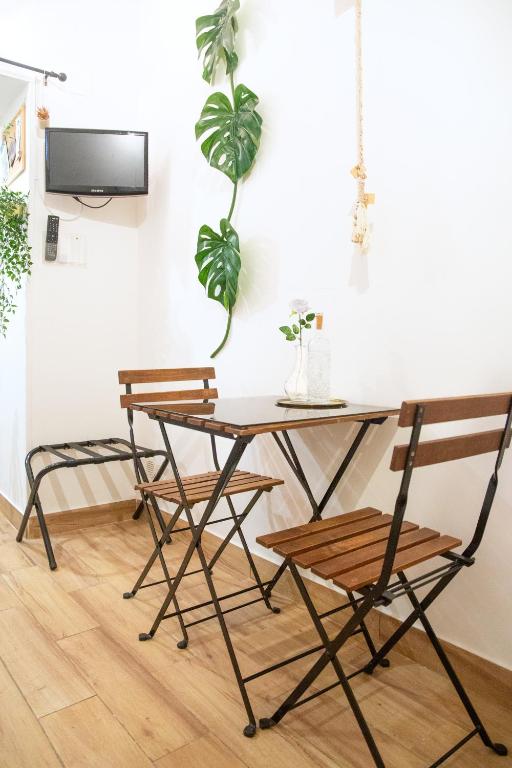 Telewizja i/lub zestaw kina domowego w obiekcie Jungle 13 - Room and Apartments