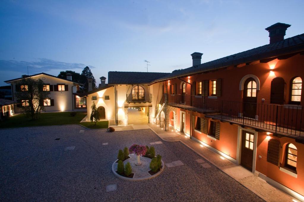 ein Haus mit einem Innenhof mit einem Brunnen in der Mitte in der Unterkunft Wine Resort Luisa in Mariano del Friuli