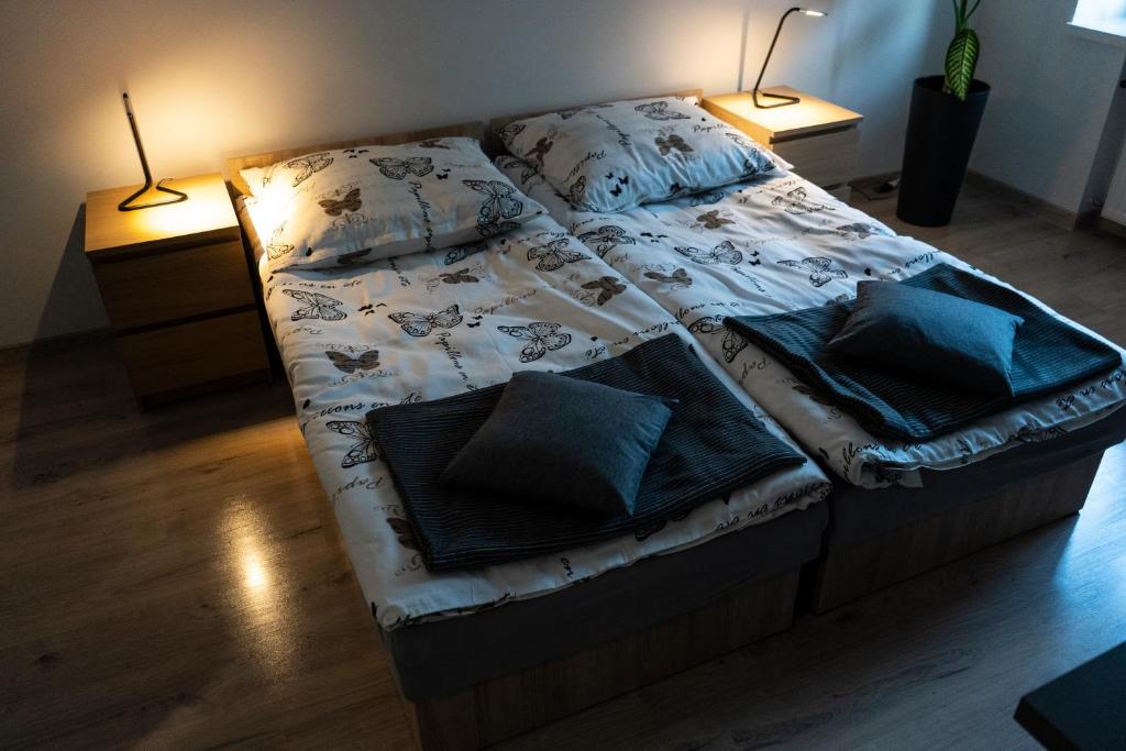 łóżko z niebieskimi poduszkami w sypialni w obiekcie Apartament Oliwska Przystań w Gdańsku
