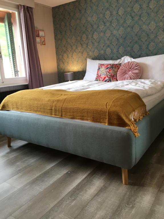 Postel nebo postele na pokoji v ubytování Boutique Hotel Bellevue B&B am Brienzersee Iseltwald Interlaken