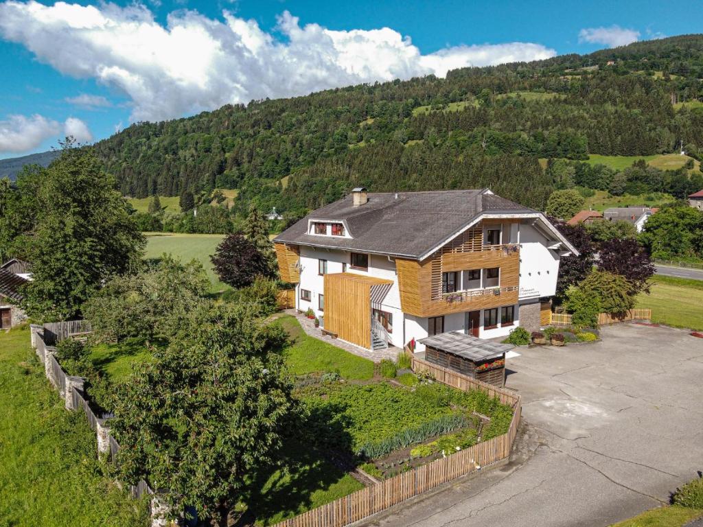 an aerial view of a house with a yard at Appartements Prunner in Gmünd in Kärnten