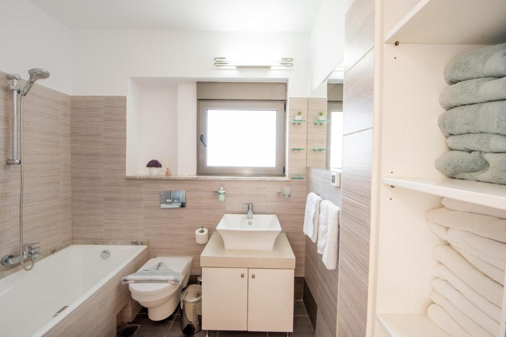 A bathroom at Villa CostaMare - enjoy lazy days on the private Pool-Jacuzzi