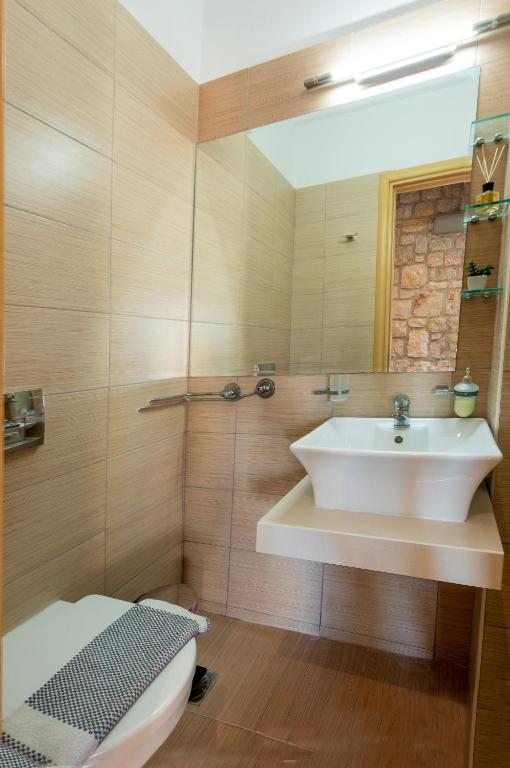 A bathroom at Villa CostaMare - enjoy lazy days on the private Pool-Jacuzzi