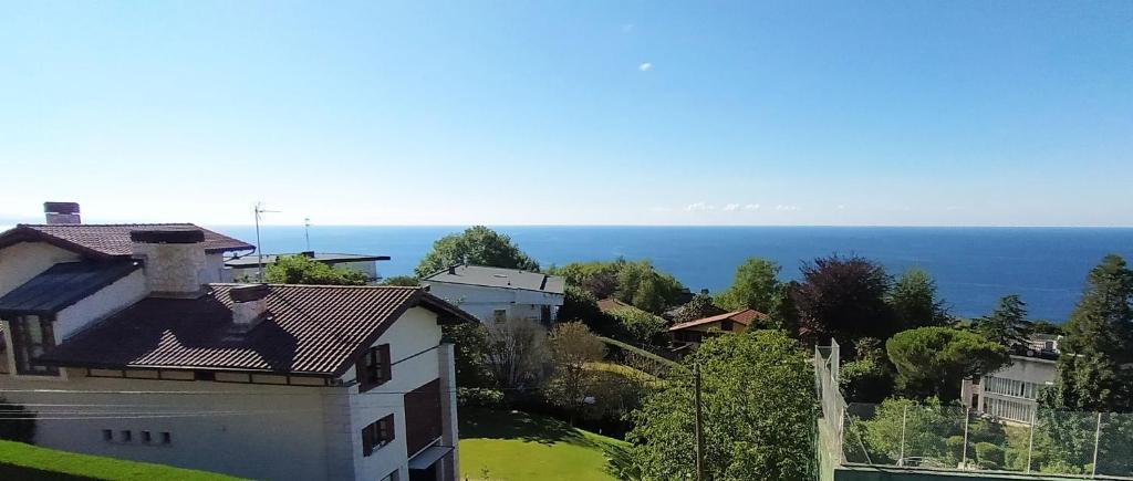 uma vista aérea de uma casa e do oceano em IGELDO HOUSE em San Sebastián