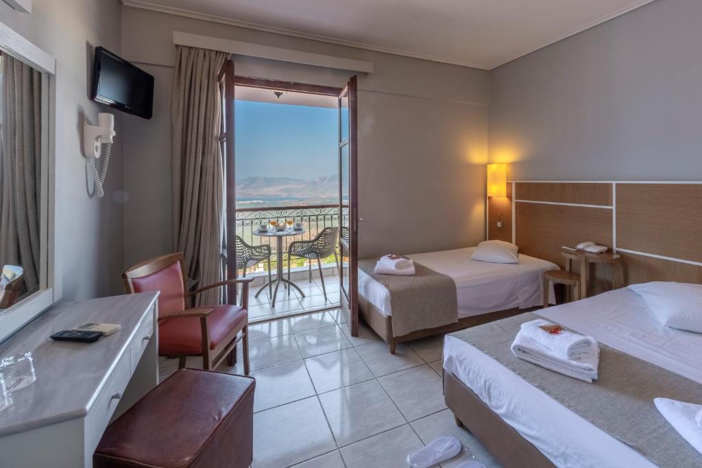 Postel nebo postele na pokoji v ubytování Fedriades Delphi Hotel