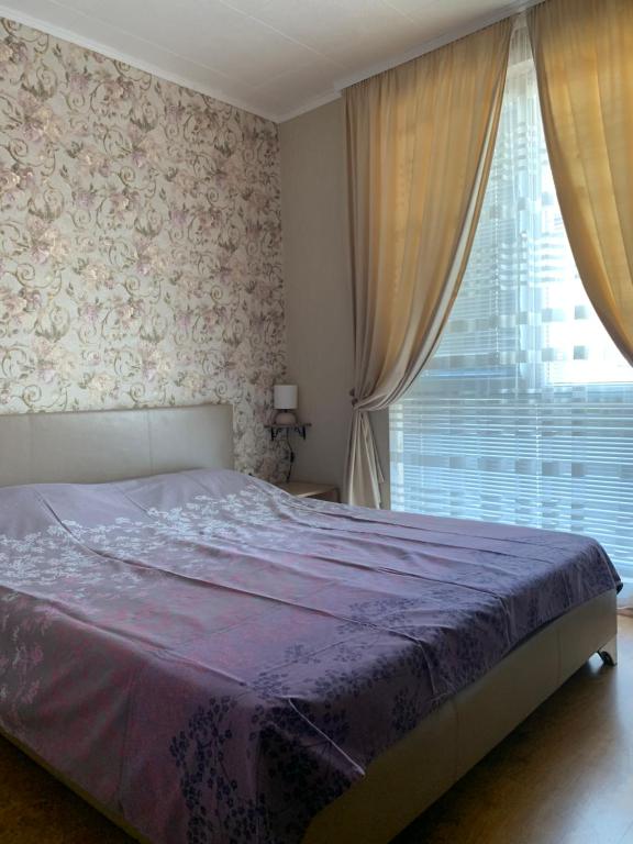 A bed or beds in a room at Apartament Keti