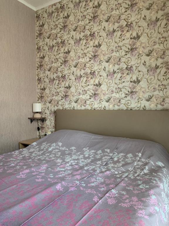 A bed or beds in a room at Apartament Keti