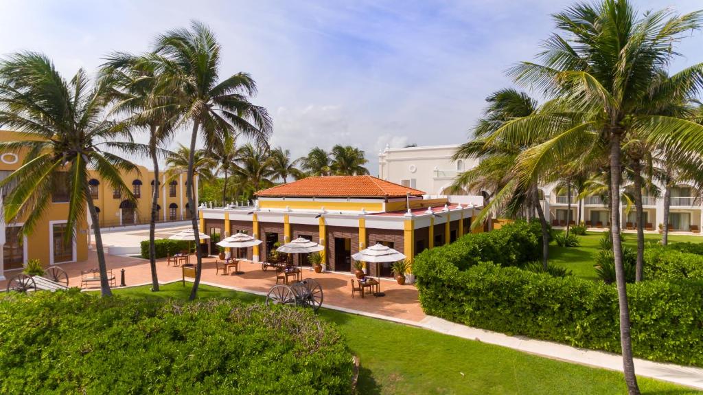 Un jardín fuera de Dreams Tulum Resort & Spa
