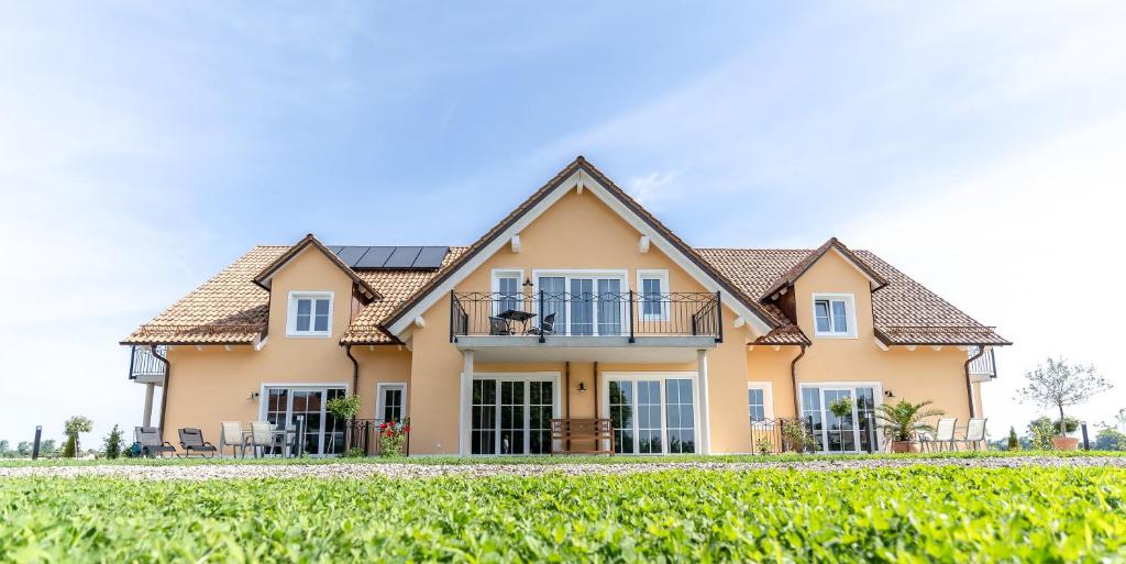 una casa grande con césped delante en Gästehaus Lemerhof, en Oberding