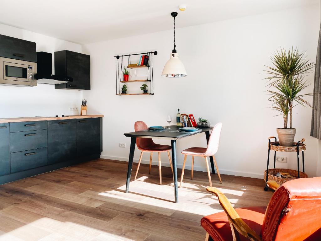 cocina y comedor con mesa y sillas en Lorenz Apartments, en Núremberg