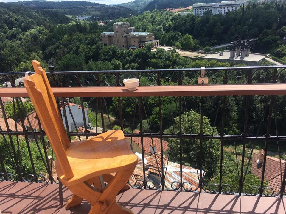 ヴェリコ・タルノヴォにあるHotel Stambolovの木製の椅子、景色を望むバルコニー