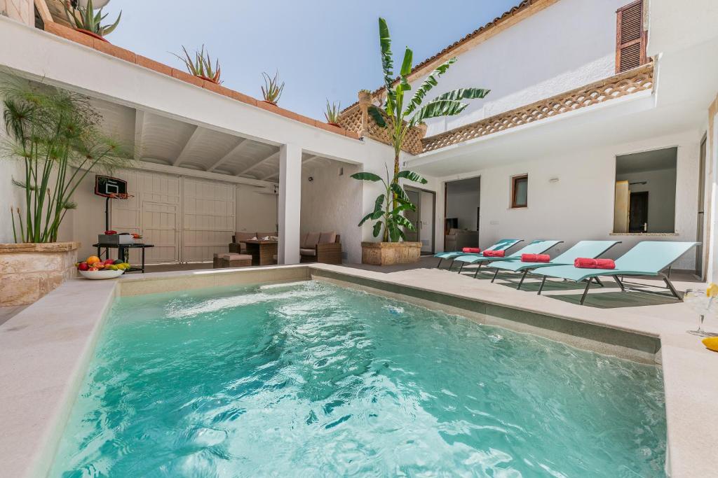 einen Pool im Hinterhof einer Villa in der Unterkunft YupiHome Holiday Home Can Cremat in Sa Pobla