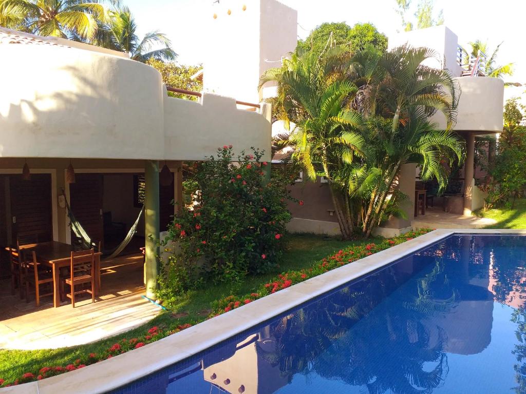 una villa con piscina di fronte a una casa di Paraiso Tropical - Casa 7 a Pipa