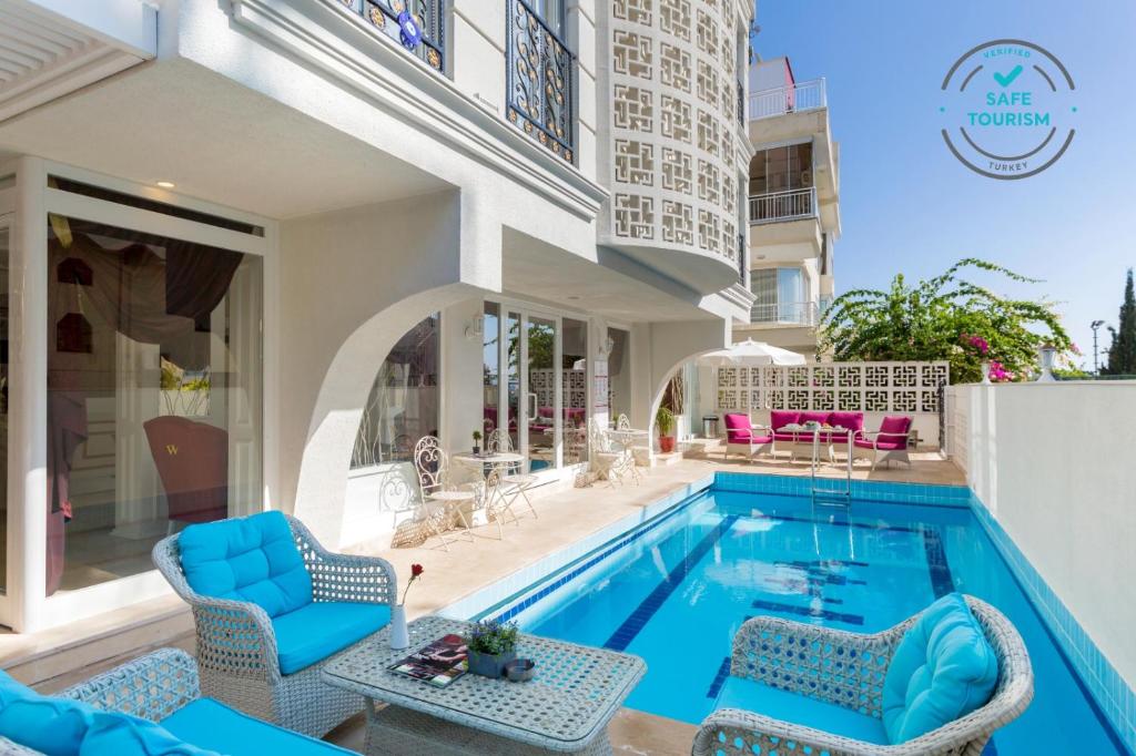 Hồ bơi trong/gần Wise Hotel & Spa - Adults Only