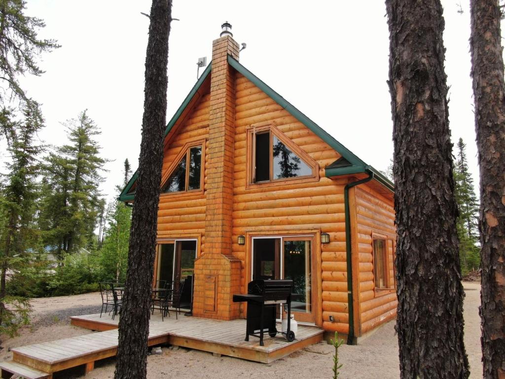 una cabaña de madera en el bosque con árboles en Les Chalets du Lac Serein (Milot), en Saint Ludger de Milot