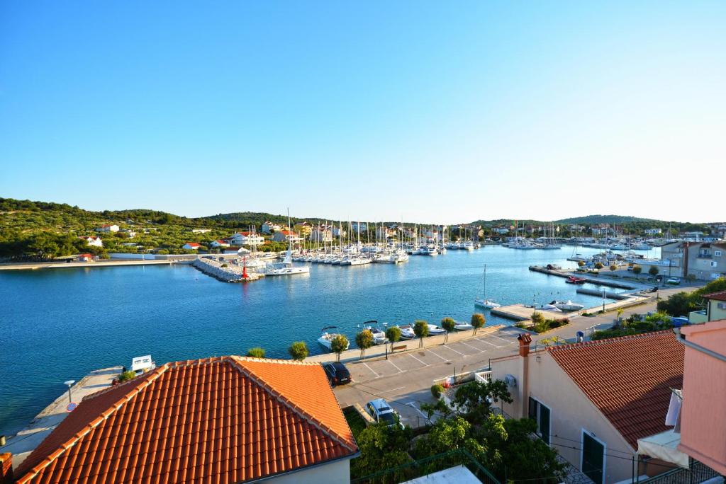 uma vista para uma marina com barcos na água em House Klarin em Jezera