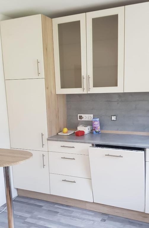 A kitchen or kitchenette at Ferienwohnung Claudia