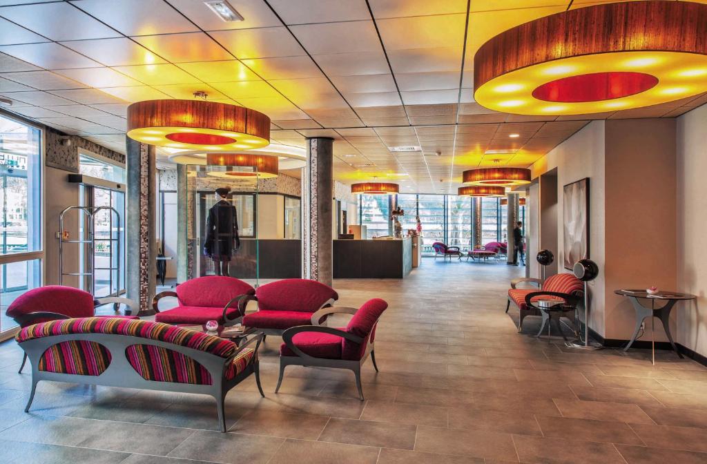 Uma área de estar em Hotel Lyon-ouest