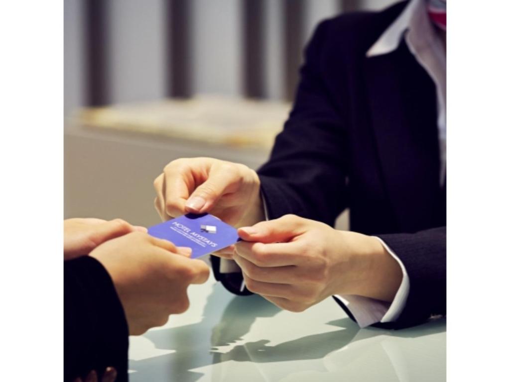 une personne tenant un objet violet entre ses mains dans l'établissement HOTEL MYSTAYS Otemae - Vacation STAY 87138, à Osaka