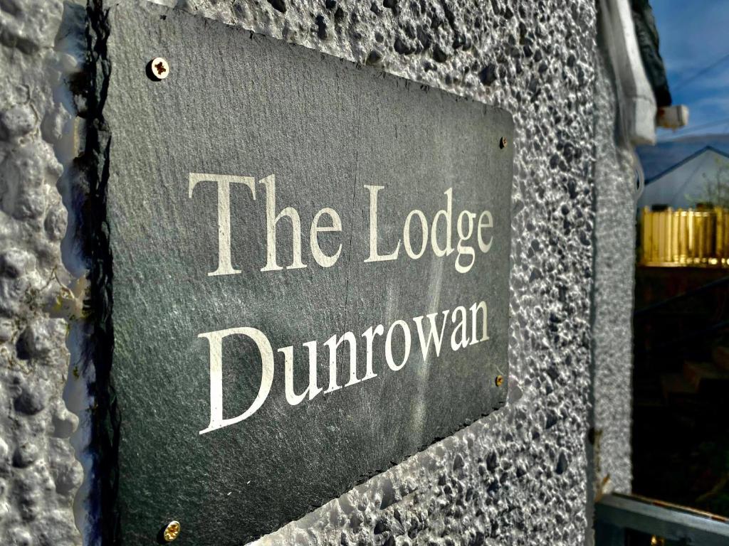 una señal en el lateral de un edificio en The Lodge Dunrowan en Kyle of Lochalsh