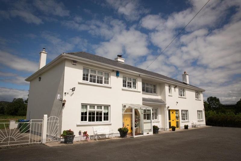 uma grande casa branca com em Shannon Breeze B&B em Killaloe