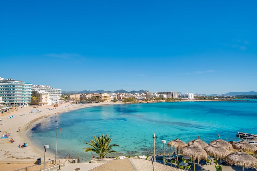 Elle offre une vue sur la plage et l'océan. dans l'établissement Es Mollet, à S'illot