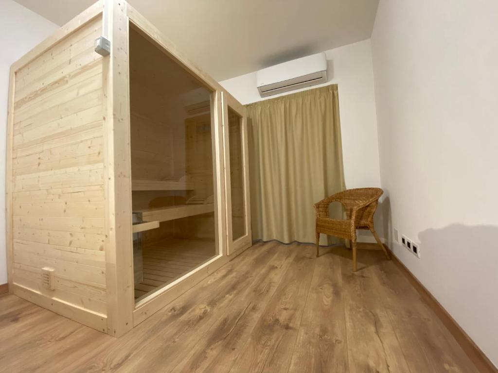 Habitación con un gran armario de madera con espejo. en Sky Garden & Wellness R., en Belluno