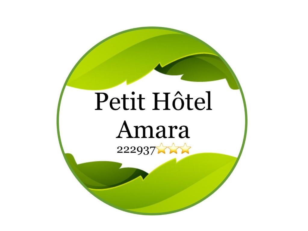 a sign for a hotel in a circle with green leaves at Petit Hôtel Amara in La Malbaie