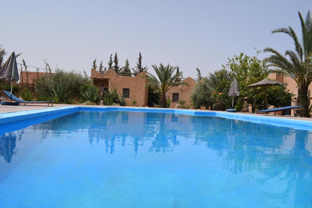 una gran piscina azul en un complejo en Maison d'hotes la tour de toile, en Taroudant