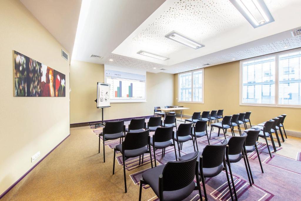 A área empresarial e/ ou a sala de conferências de Hotel Lyon-ouest