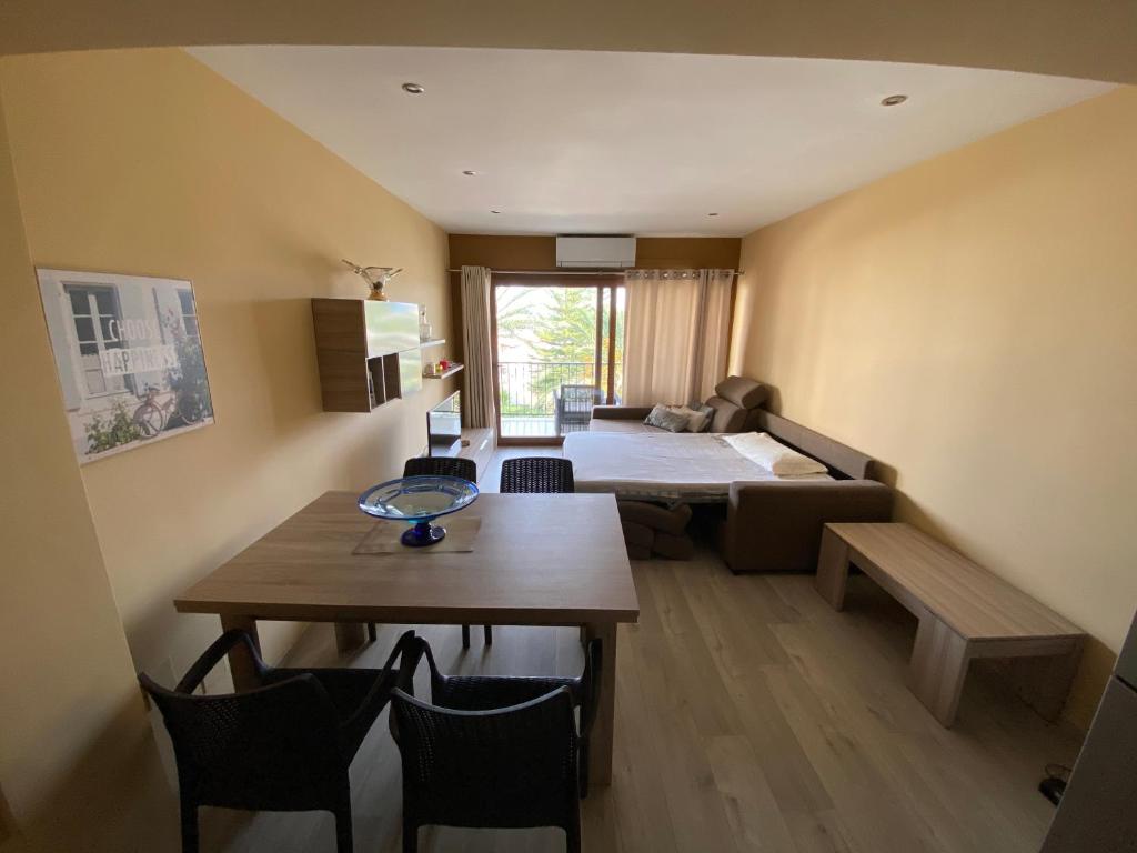 uma sala de estar com uma cama, uma mesa e um sofá em Apartamento Vista Mar 410 em Port d'Alcudia