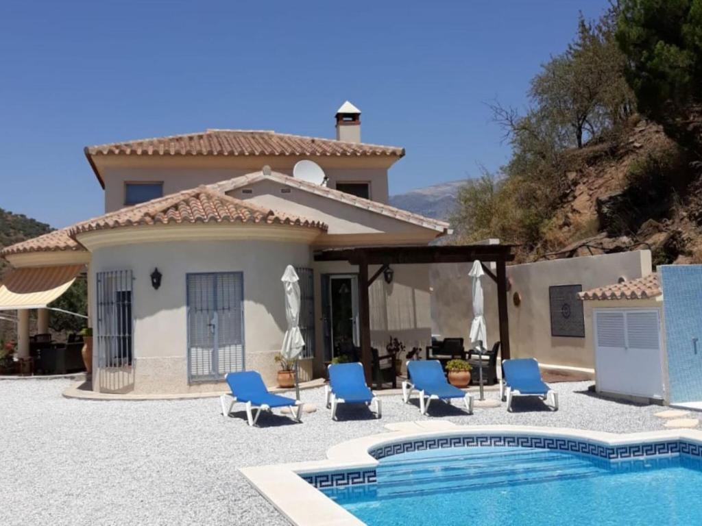 ArenasにあるGorgeous Villa in Arenas Spain With Private Swimming Poolのヴィラ(家の前にスイミングプール付)