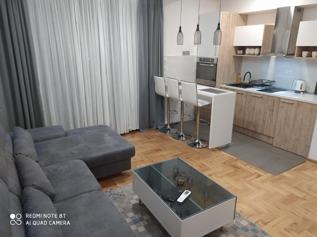 sala de estar con sofá y mesa en Deluxe apartment Jelena, en Trebinje