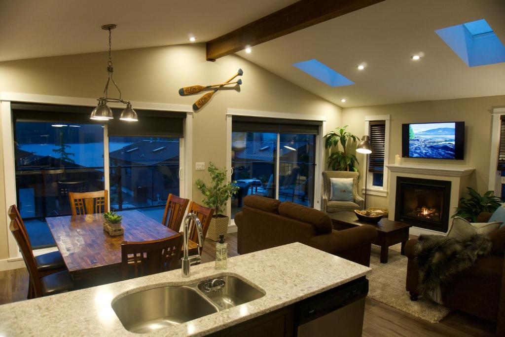 TV a/nebo společenská místnost v ubytování Port Renfrew Vacation Rentals