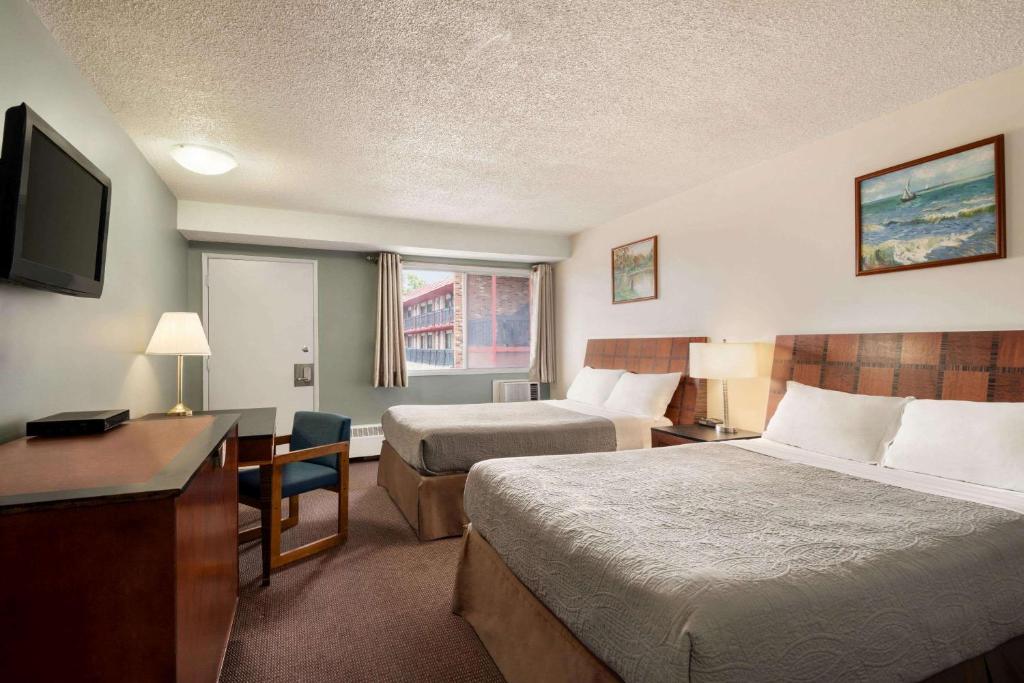 Postel nebo postele na pokoji v ubytování Travelodge by Wyndham Swift Current