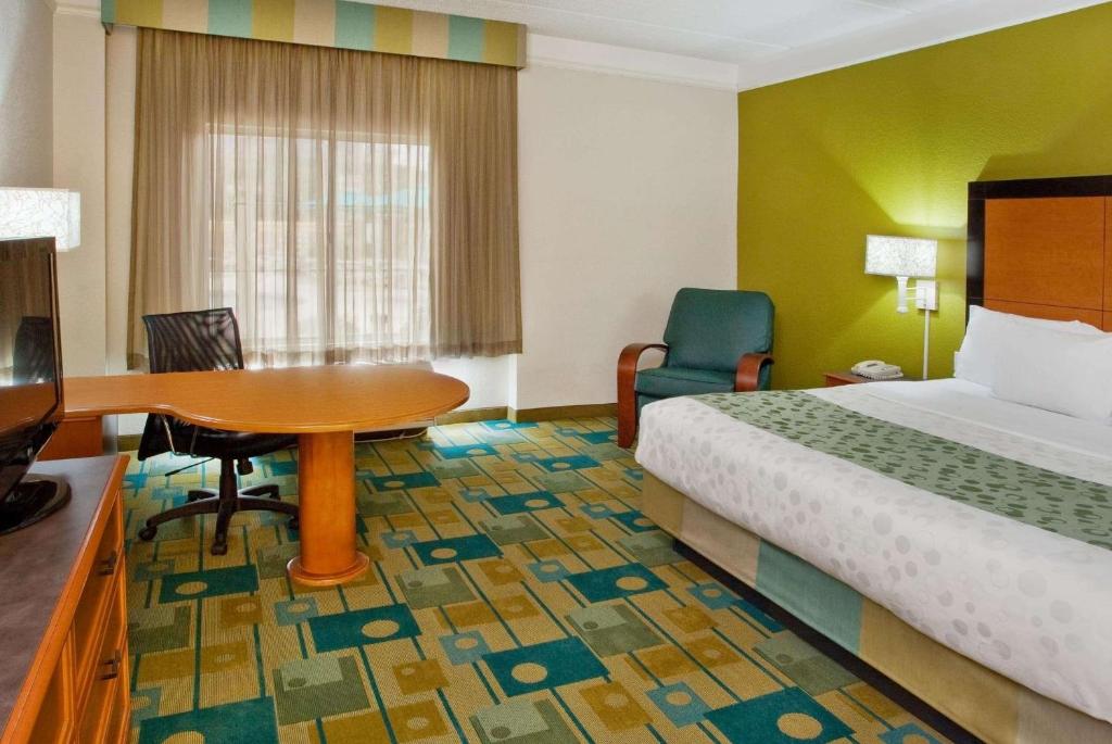 La Quinta by Wyndham Greenville Haywood - Deluxe King Room
