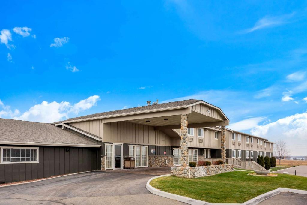 Un grand bâtiment avec une allée se trouve en face de l'établissement. dans l'établissement La Quinta Inn by Wyndham Caldwell, à Caldwell