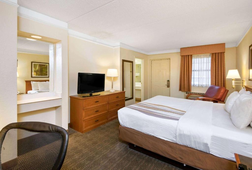 La Quinta Inn by Wyndham San Antonio Market Square photo