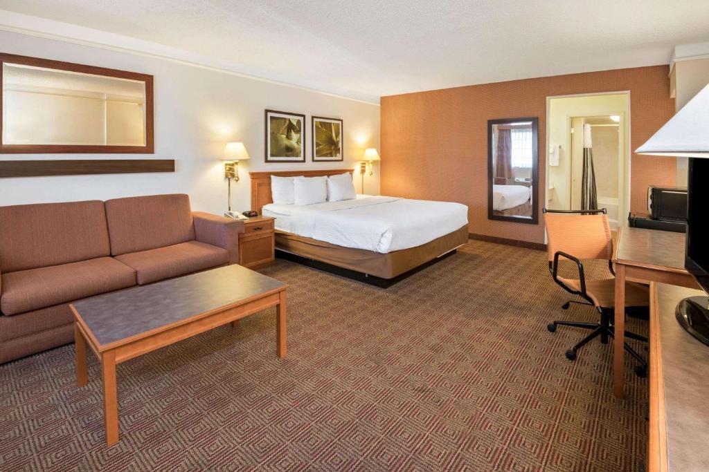 La Quinta Inn by Wyndham San Antonio Market Square photo
