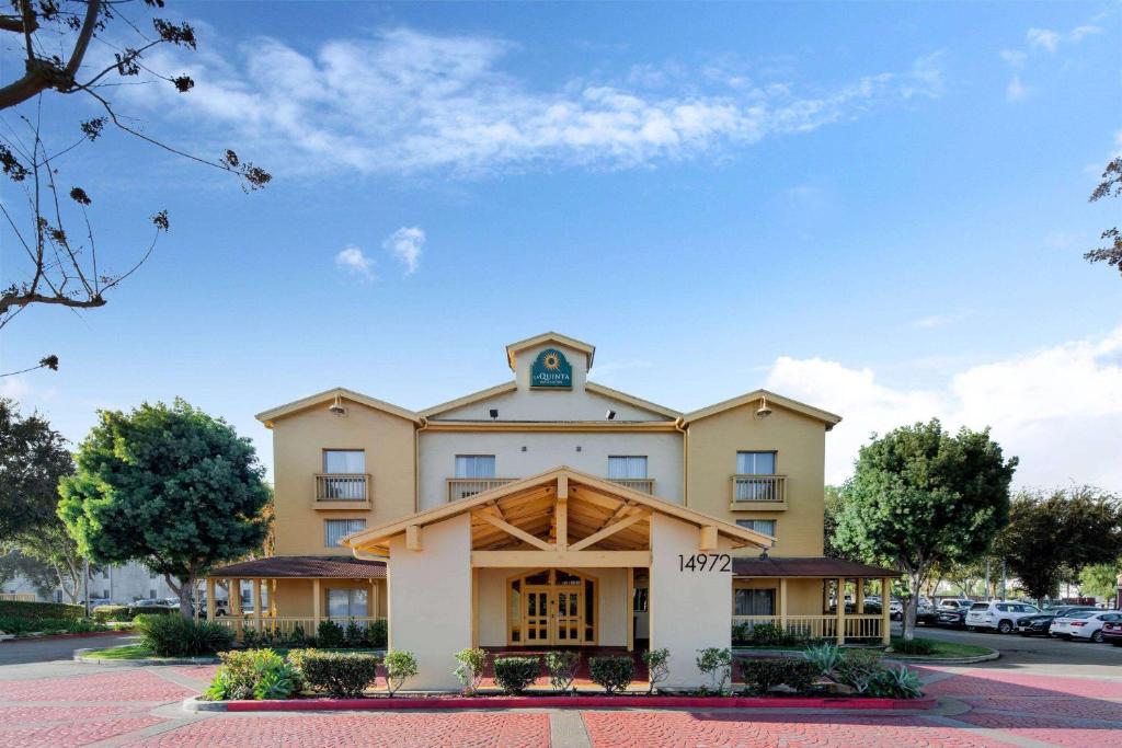 uma representação da frente de um hotel em La Quinta Inn & Suites by Wyndham Irvine Spectrum em Irvine