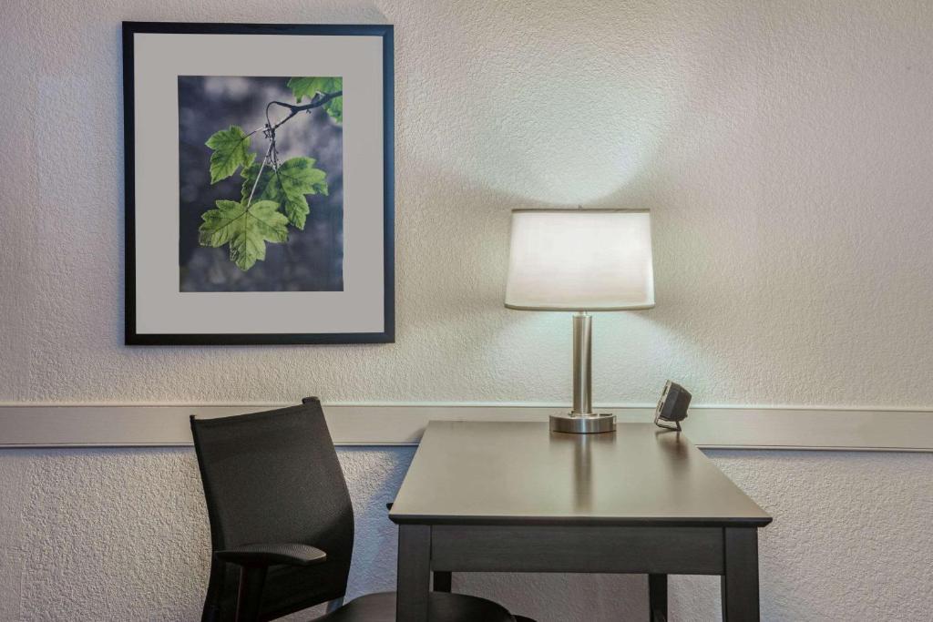 La Quinta Inn by Wyndham Miami Airport North - Standard Double Room With Two Double Beds