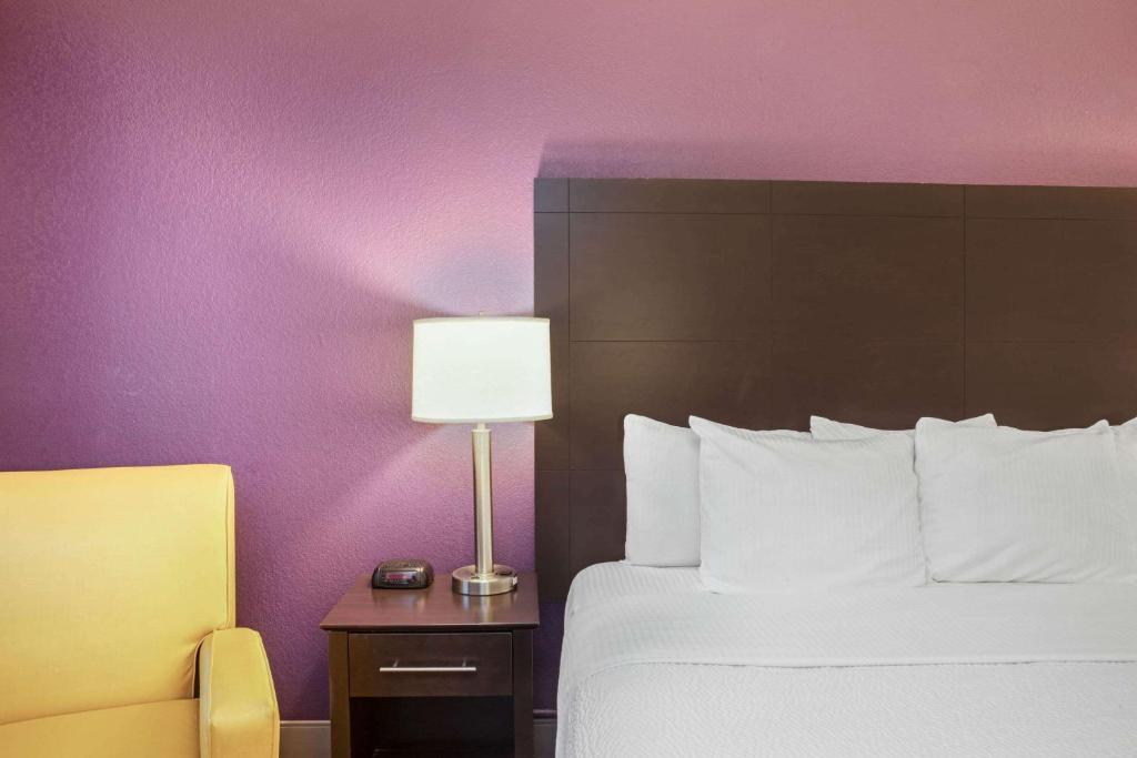 La Quinta Inn by Wyndham Miami Airport North - Standard King Room