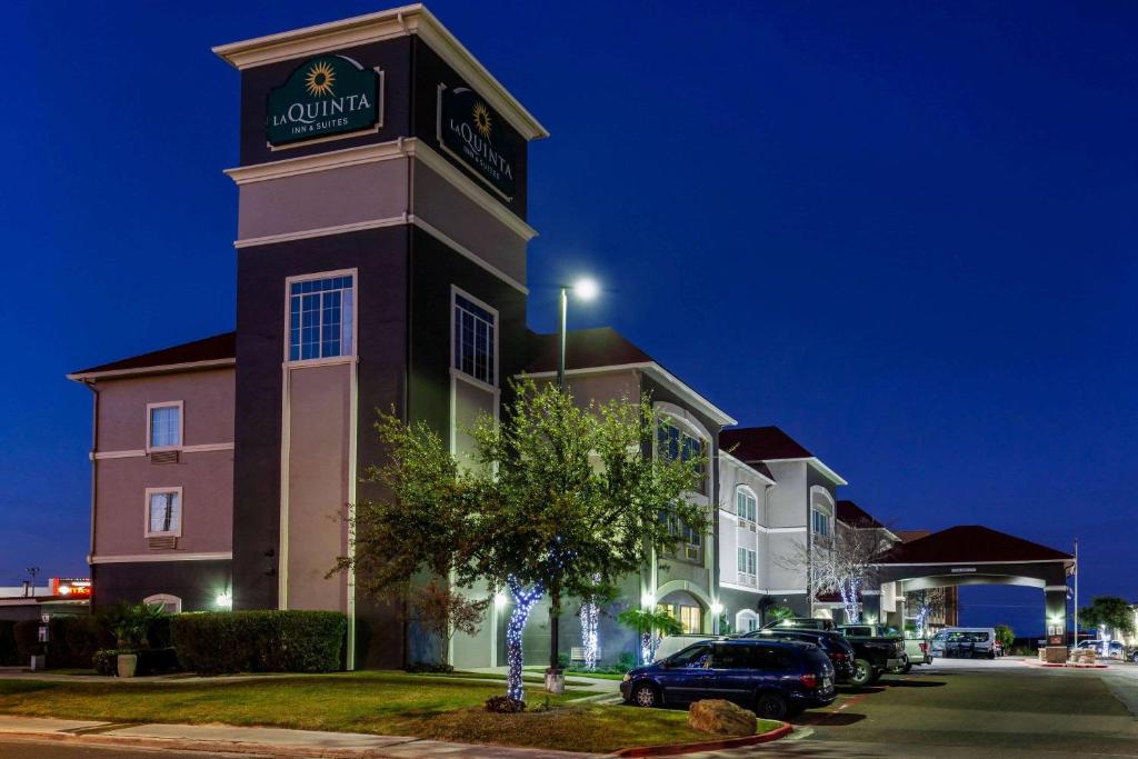 un edificio con una torre de reloj encima en La Quinta by Wyndham Laredo Airport en Laredo