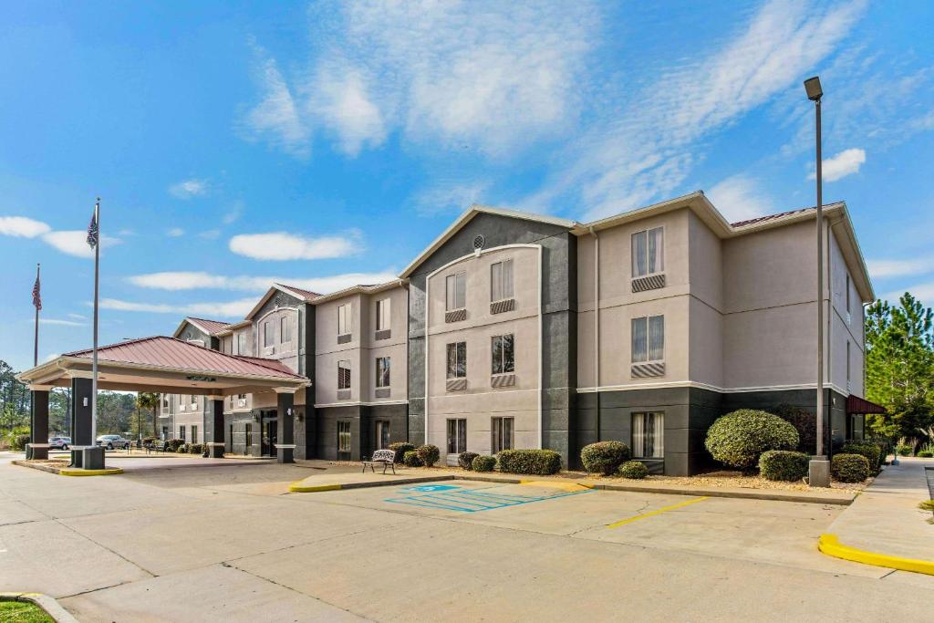 a rendering of a hotel with a parking lot at La Quinta Inn by Wyndham Moss Point - Pascagoula in Moss Point