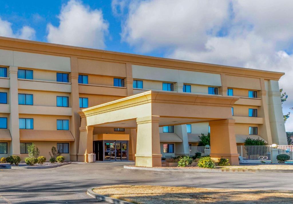 un hotel frente a un edificio en La Quinta Inn & Suites by Wyndham Las Cruces Organ Mountain en Las Cruces